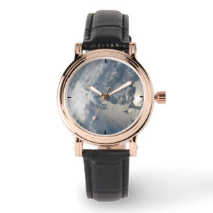 Sonnenschein im Wasser der Erde. Armbanduhr