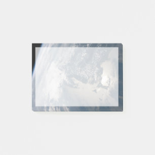 Sonnenschein im Wasser der Erde. Post-it Klebezettel