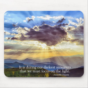 Sonnenschein strömt durch Wolken Inspirierendes Zi Mousepad