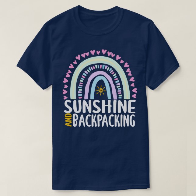 Sonnenschein und Backpackung Niedliches Regenbogen T-Shirt (Design vorne)