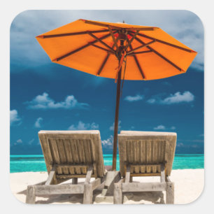 Sonnenschirm am Sandstrand  Malediven Quadratischer Aufkleber