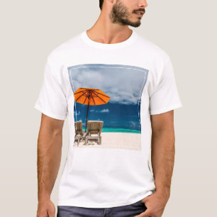 Sonnenschirm am Sandstrand Malediven T-Shirt