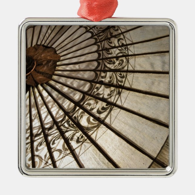 Sonnenschirm oder asiatischer Sonnenschirm Silbernes Ornament (Vorne)