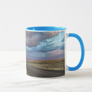 Sonnenschirme über der Gravel Zumani Prairie Road Tasse