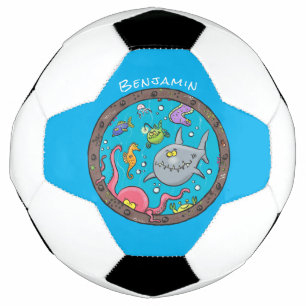 Sonnenseebewohner unter Wasser zeichnend Cartoon Fußball