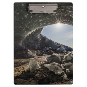 Sonnenstrahlen am Eingang der Eishöhle Klemmbrett