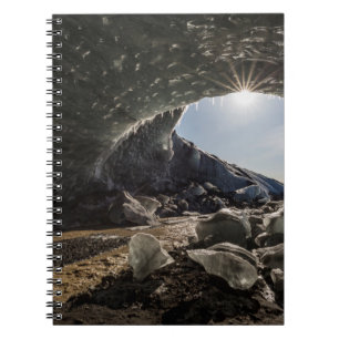 Sonnenstrahlen am Eingang der Eishöhle Notizblock