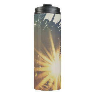 Sonnenstrahlen auf linear blättriger Pflanze Thermosbecher