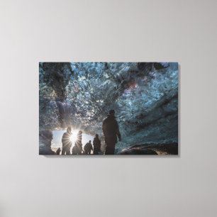 Sonnenstrahlen auf Menschen in der Eisgrotte Leinwanddruck