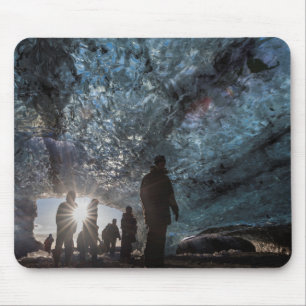 Sonnenstrahlen auf Menschen in der Eishöhle Mousepad