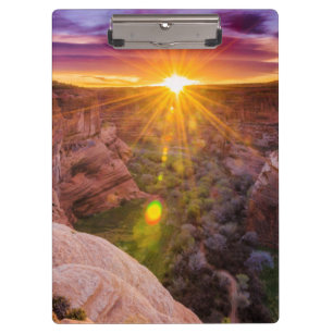 Sonnenstrahlen in Canyon de Chelly, AZ Klemmbrett