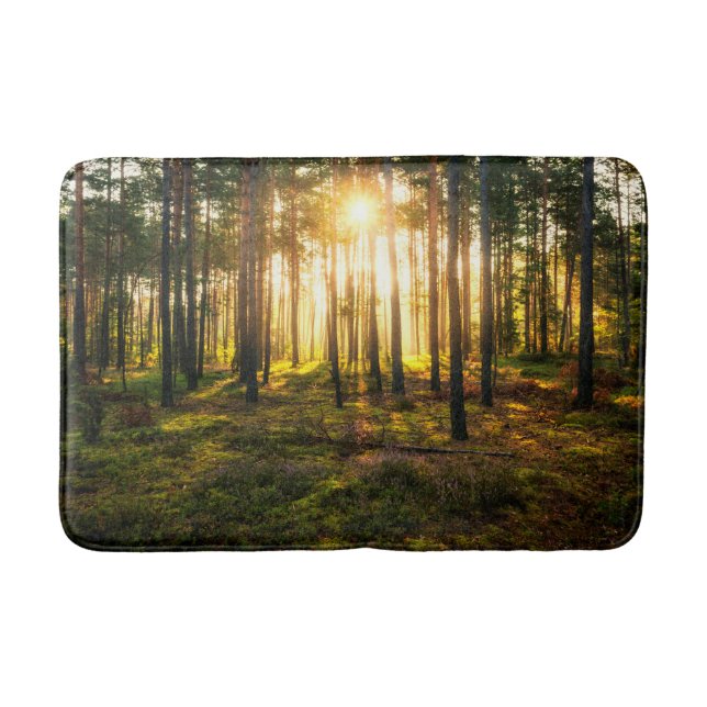 Sonnenstrahlen leuchten im Kiefernwald Badematte (Vorderseite)