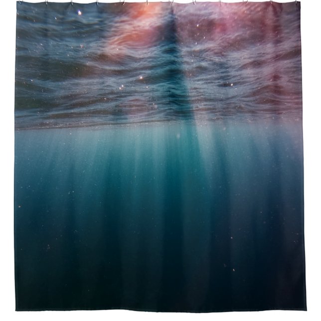 Sonnenstrahlen unter Wasser Duschvorhang (Vorderseite)
