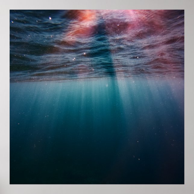 Sonnenstrahlen unter Wasser Poster (Vorne)