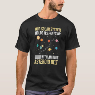Sonnensystem hält seine Hose mit einem Asteroiden  T-Shirt