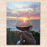 Sonnenuntergang<br><div class="desc">Sage dem Sonnenuntergang und deinen Freunden Beifall! Dieses Puzzle bietet einen Sonnenuntergang an der französischen Küste durch ein Glas Rotwein. Santé</div>