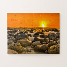 Sonnenuntergang am Felsstrand