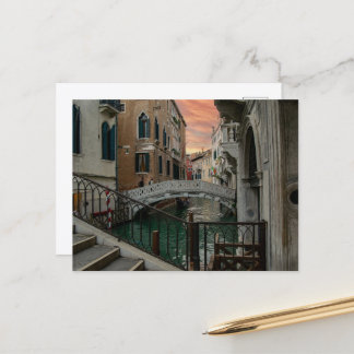 Sonnenuntergang am Kanal und Brücke in Venedig – R Postkarte