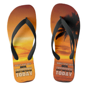 Sonnenuntergang am Palmenstrand motivierend Satz Flip Flops