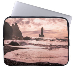 Sonnenuntergang am schwarzen Sandstrand Reynisfjar Laptopschutzhülle