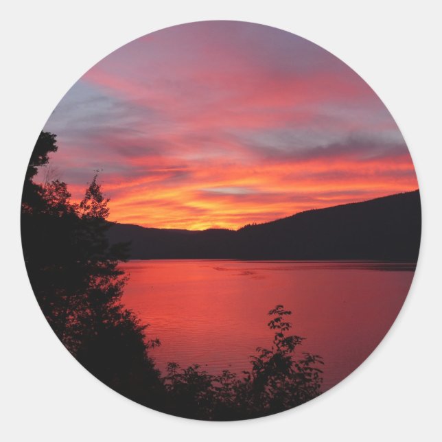 Sonnenuntergang am See und Bergblick Runder Aufkleber (Vorderseite)