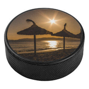 Sonnenuntergang am Strand, Mallorca, Spanien Eishockey Puck