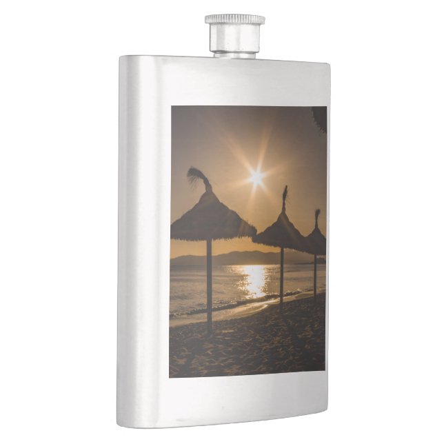 Sonnenuntergang am Strand, Mallorca, Spanien Flachmann (Rechts)