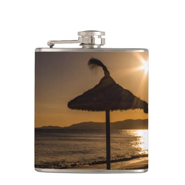 Sonnenuntergang am Strand, Mallorca, Spanien Flachmann (Vorderseite)