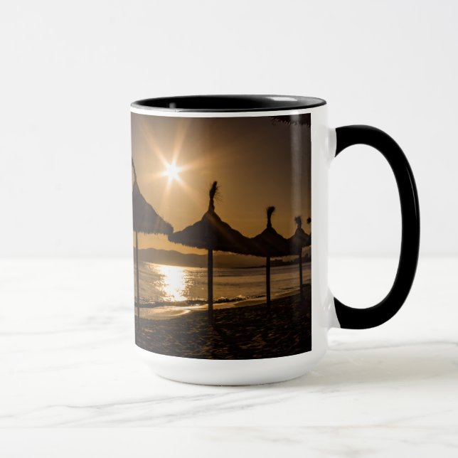 Sonnenuntergang am Strand, Mallorca, Spanien Tasse (Rechts)