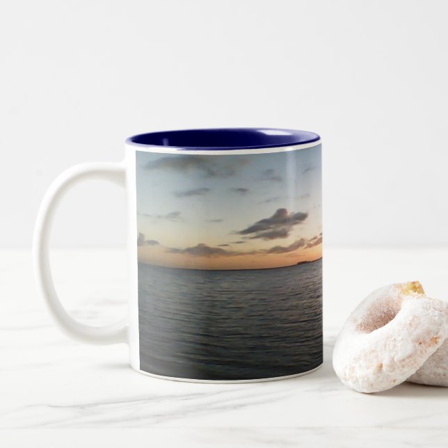 Sonnenuntergang am Strand Zweifarbige Tasse (Mit Donut)