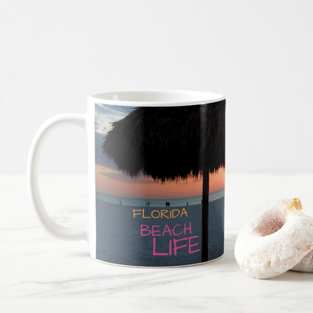 Sonnenuntergang am weißen Sandstrand von Florida Kaffeetasse (Mit Donut)