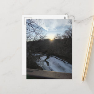 Sonnenuntergang an einem gefrorenen Bach im Wald v Postkarte