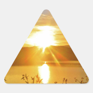 Sonnenuntergang auf dem Bergsee Arrowhead Dreieckiger Aufkleber