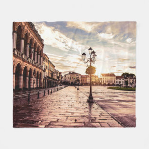 Sonnenuntergang auf dem Platz Padova in Italien Fleecedecke