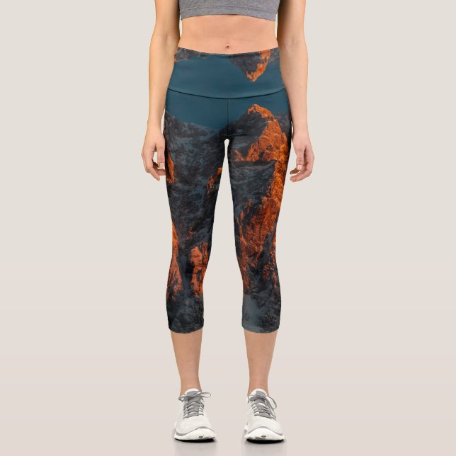 Sonnenuntergang auf den majestätischen Bergen Capri Leggings (Vorderseite)
