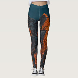 Sonnenuntergang auf den majestätischen Bergen Leggings