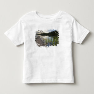 Sonnenuntergang auf einem kleinen See Kleinkind T-shirt