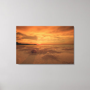 Sonnenuntergang auf einem thailändischen Strand Leinwanddruck