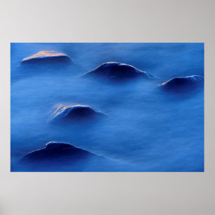 Sonnenuntergang auf Felsen, die durch schaumiges W Poster