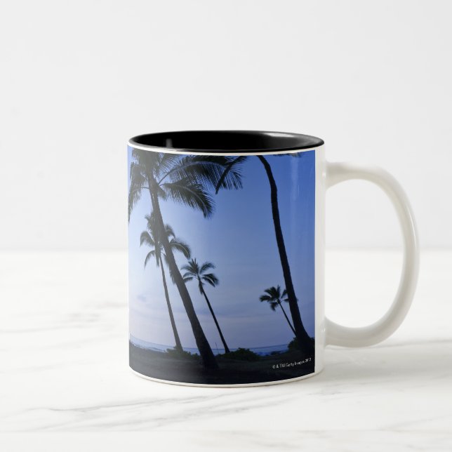 Sonnenuntergang auf Kahaluu Bucht in Kona, Hawaii Zweifarbige Tasse (Rechts)
