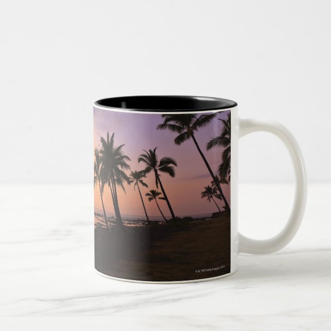 Sonnenuntergang auf Kahaluu Bucht in Kona, Hawaii Zweifarbige Tasse (Rechts)