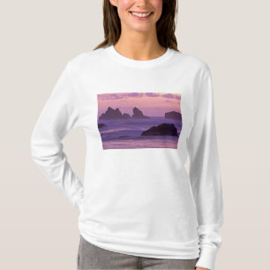 Sonnenuntergang bei Bandon Beach Sea Stacks. T-Shirt
