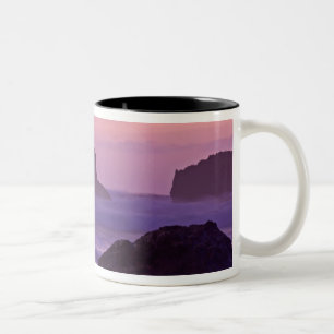 Sonnenuntergang bei den Stacks am Bandon Beach. Zweifarbige Tasse