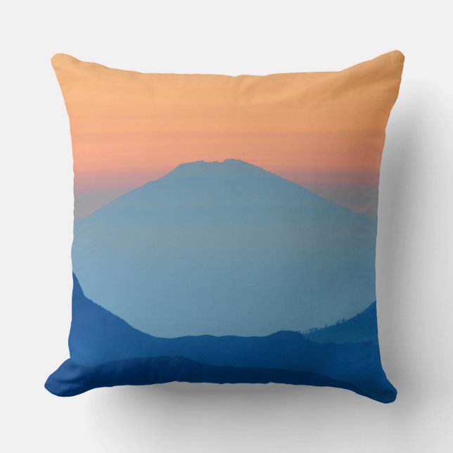 Sonnenuntergang Berglandschaft in Orange und Blau Kissen (Vorderseite)