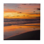 Sonnenuntergang Blick auf den Ozean Gelb Fliese<br><div class="desc">Genießen Sie den Sonnenuntergang jeden Tag mit diesem Design. Die wunderschönen Orangen und Gelben machen diesen Sonnenuntergang absolut atemberaubend und werden eine großartige Ergänzung zu Ihrem Strandbad sein.</div>