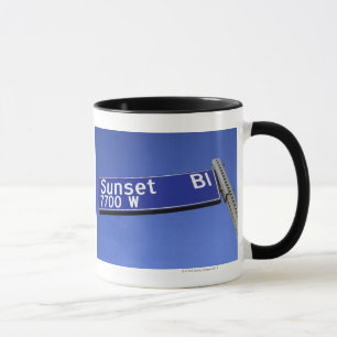 Sonnenuntergang-Boulevardzeichen gegen einen Tasse