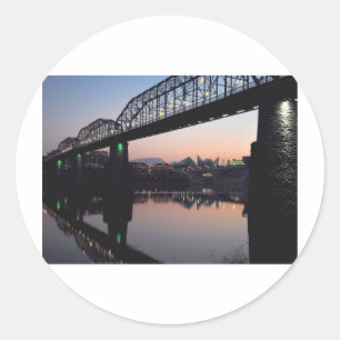 Sonnenuntergang-Brücke Runder Aufkleber
