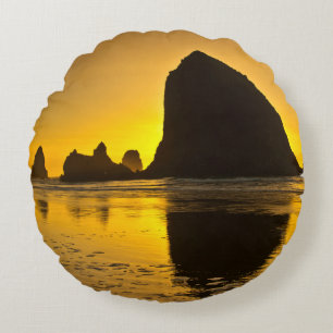 Sonnenuntergang, Cannon Beach, Oregon, USA Rundes Kissen