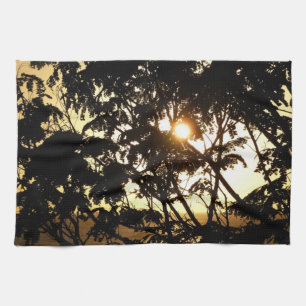 Sonnenuntergang durch Bäume I Tropische Fotografie Handtuch