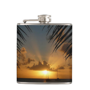 Sonnenuntergang durch die tropische Küste der Palm Flachmann